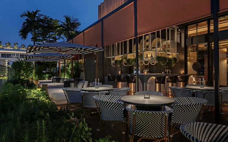 AZSIN Artyzen Singapore The Roof Garden Bar 1 768x480